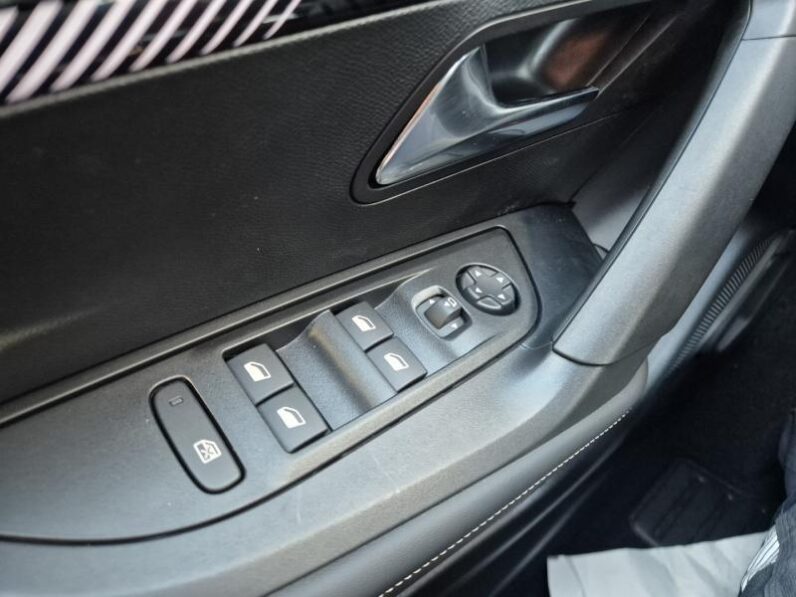 
								Peugeot 2008 ALLURE full									