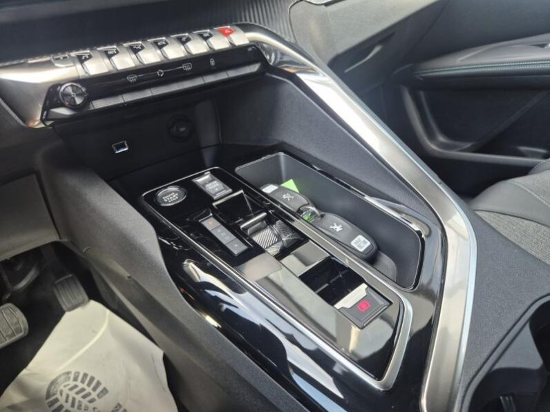 
								Peugeot 3008 ALLURE PACK PLUGIN HYBRIDE full									