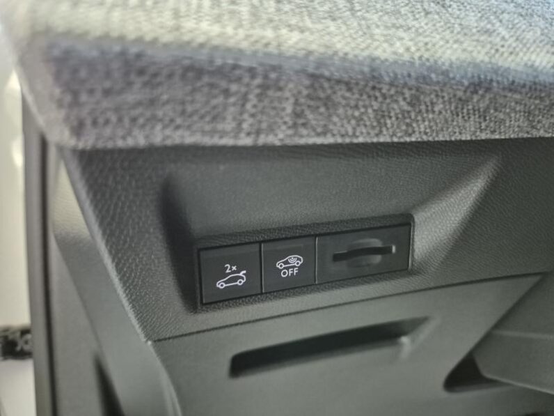 
								Peugeot 5008 GT full									