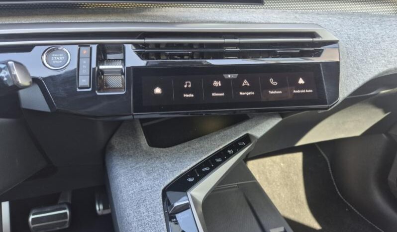
								Peugeot 3008 GT full									
