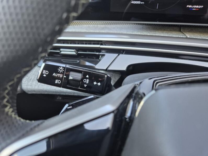 
								Peugeot 3008 GT full									