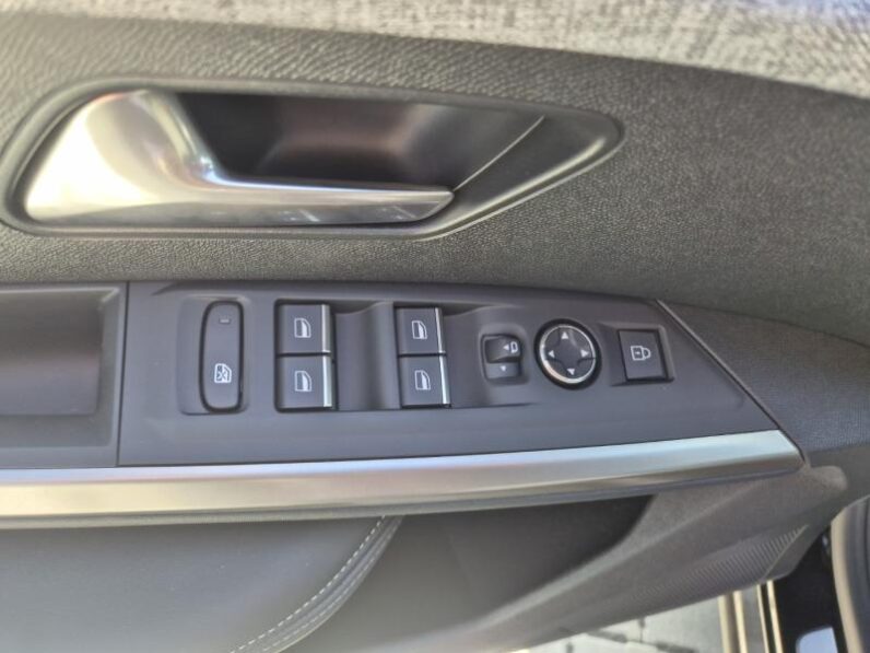 
								Peugeot 3008 GT full									