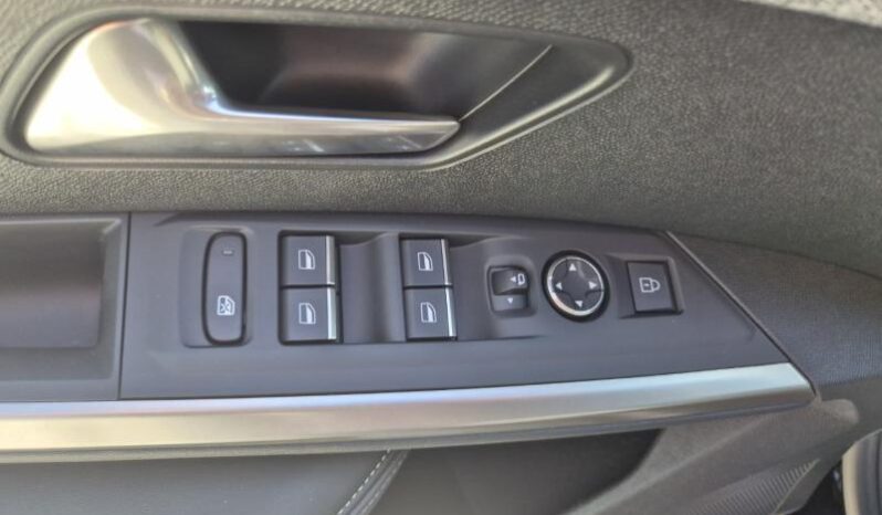 
								Peugeot 3008 GT full									