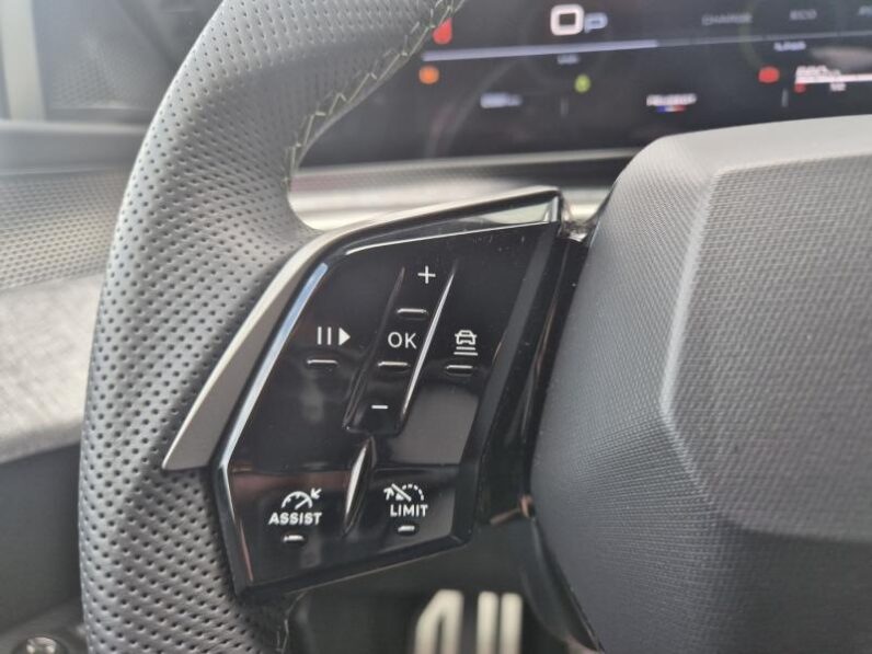 
								Peugeot 3008 GT full									