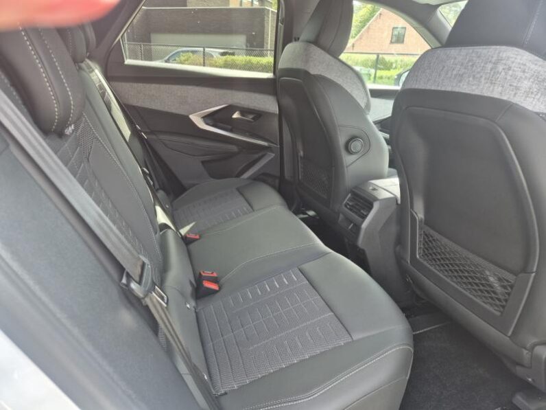 
								Peugeot 3008 GT full									