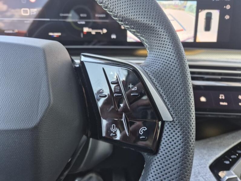 
								Peugeot 3008 GT full									