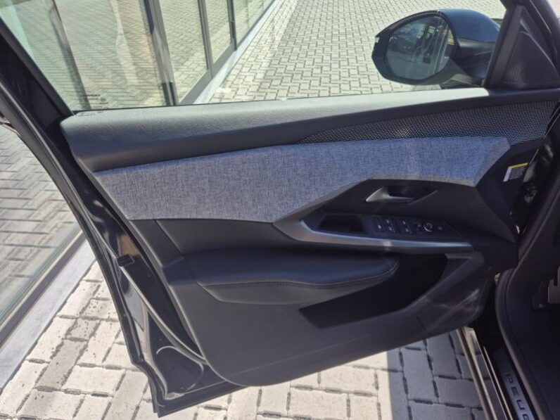 
								Peugeot 3008 GT full									