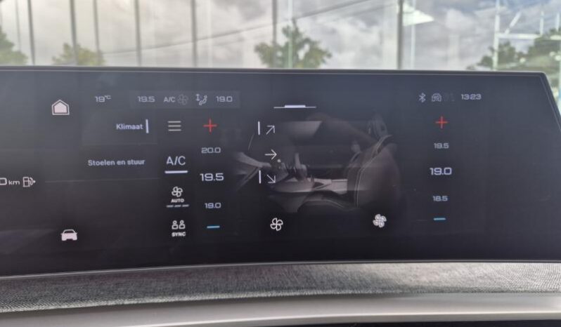 
								Peugeot 3008 GT full									