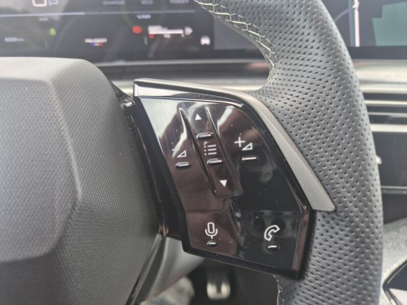 
								Peugeot 3008 GT full									