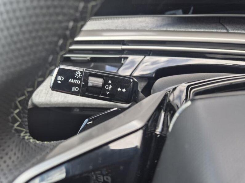 
								Peugeot 3008 GT full									