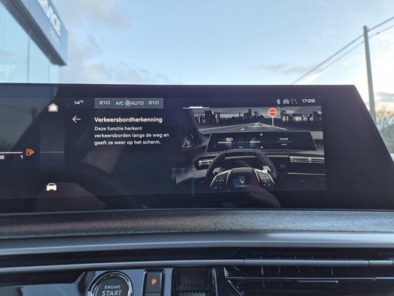 
								Peugeot 3008 GT full									