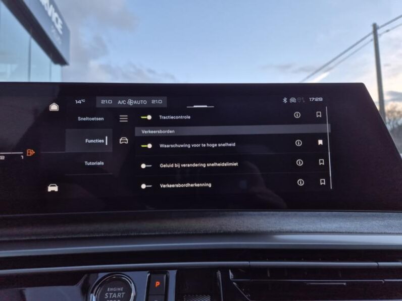 
								Peugeot 3008 GT full									