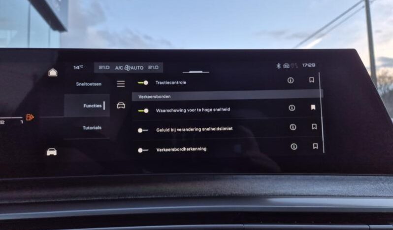 
								Peugeot 3008 GT full									