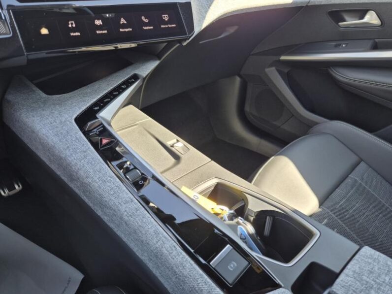 
								Peugeot 3008 GT full									