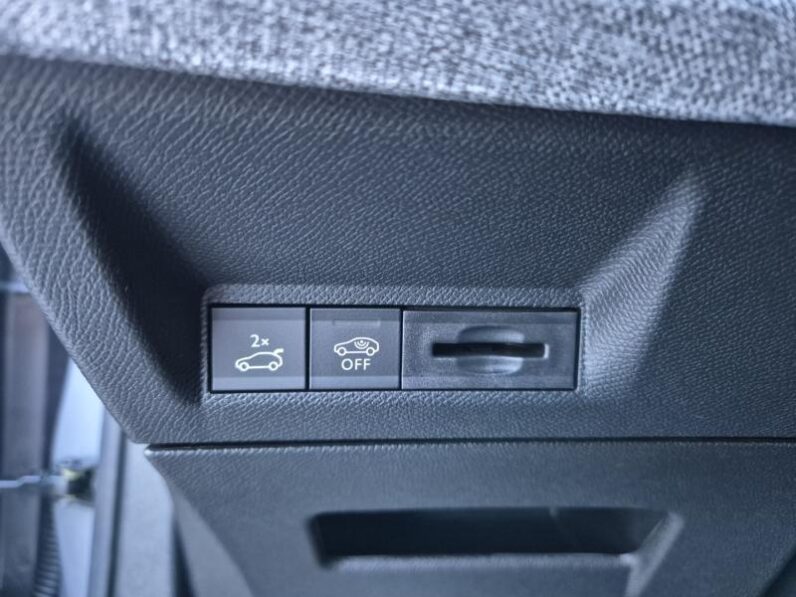 
								Peugeot 3008 GT full									
