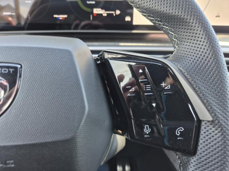 
								Peugeot 3008 GT full									