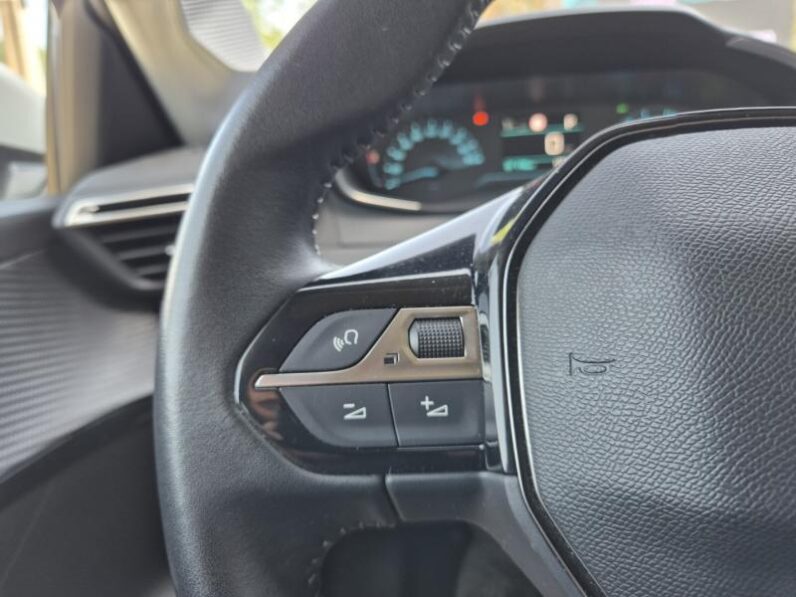 
								Peugeot 208 STYLE full									