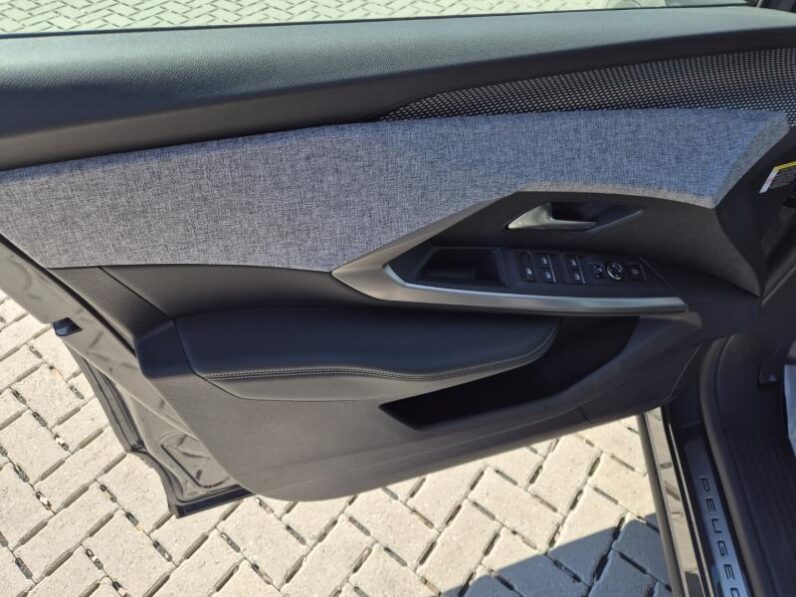 
								Peugeot 3008 GT full									