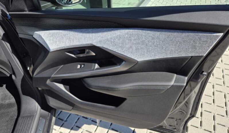 
								Peugeot 3008 GT full									