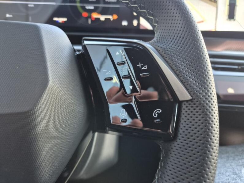 
								Peugeot 3008 GT full									