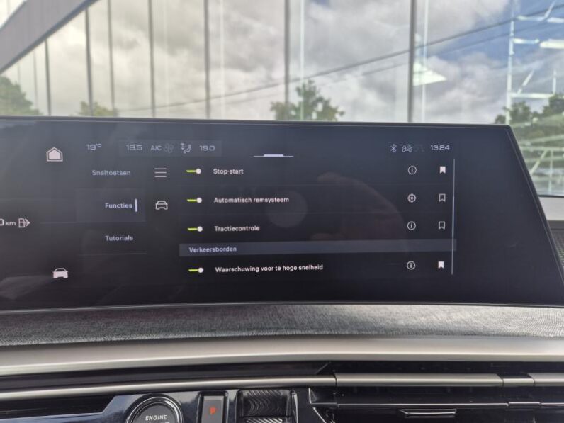 
								Peugeot 3008 GT full									