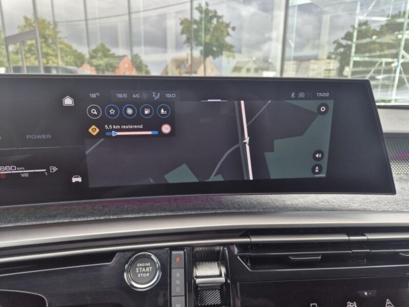 
								Peugeot 3008 GT full									