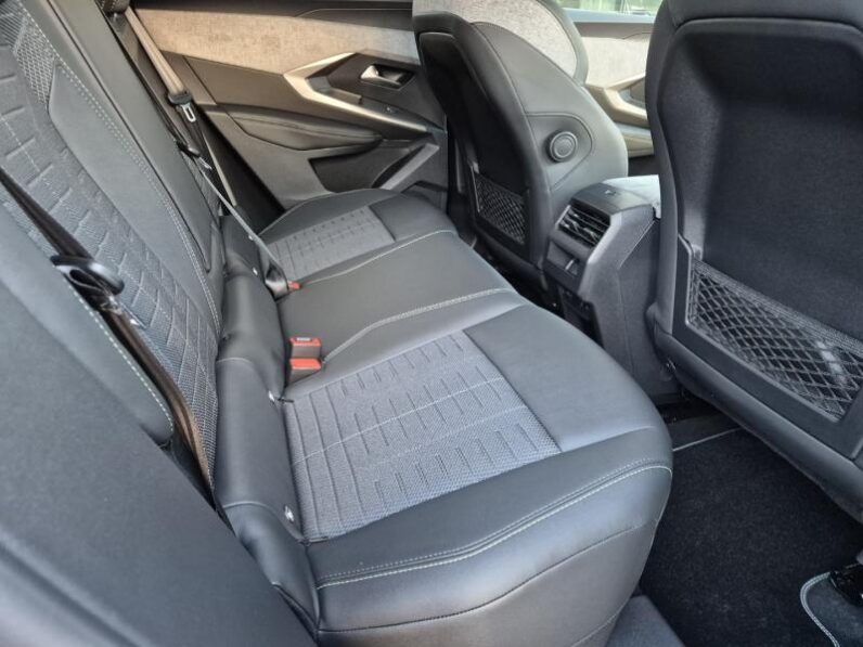 
								Peugeot 3008 GT full									