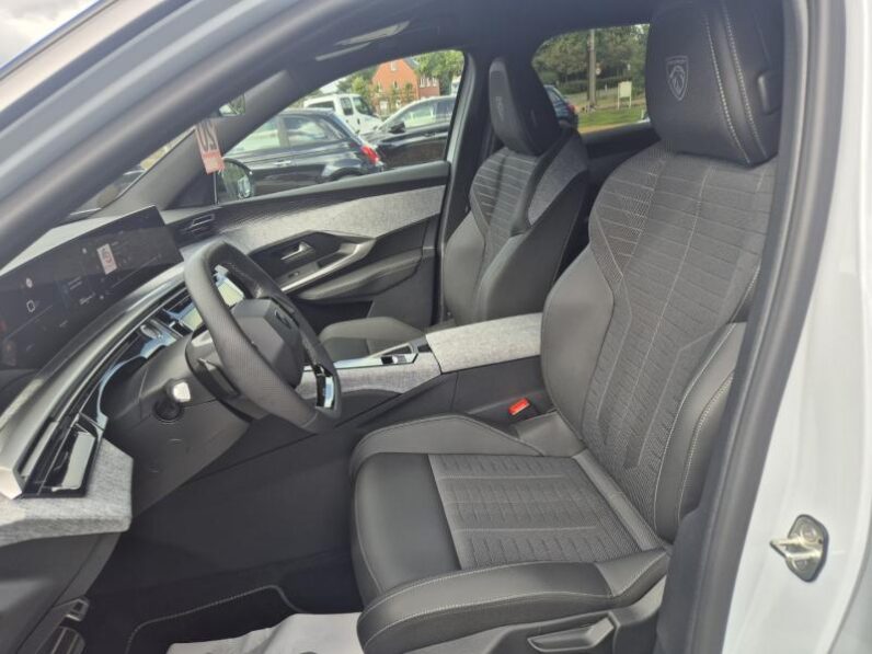 
								Peugeot 3008 GT full									