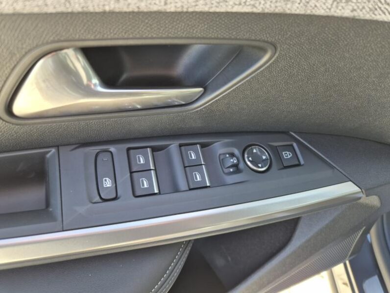 
								Peugeot 3008 GT full									