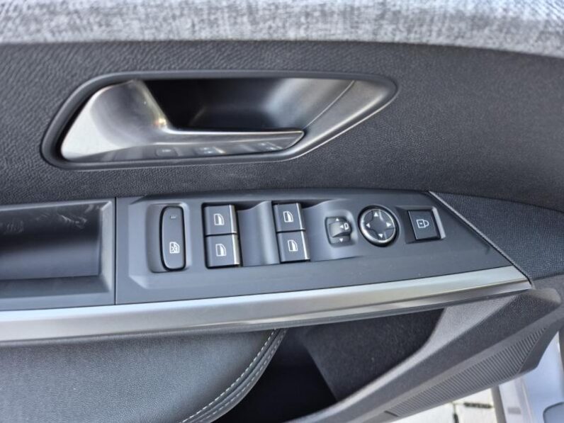 
								Peugeot 3008 GT full									