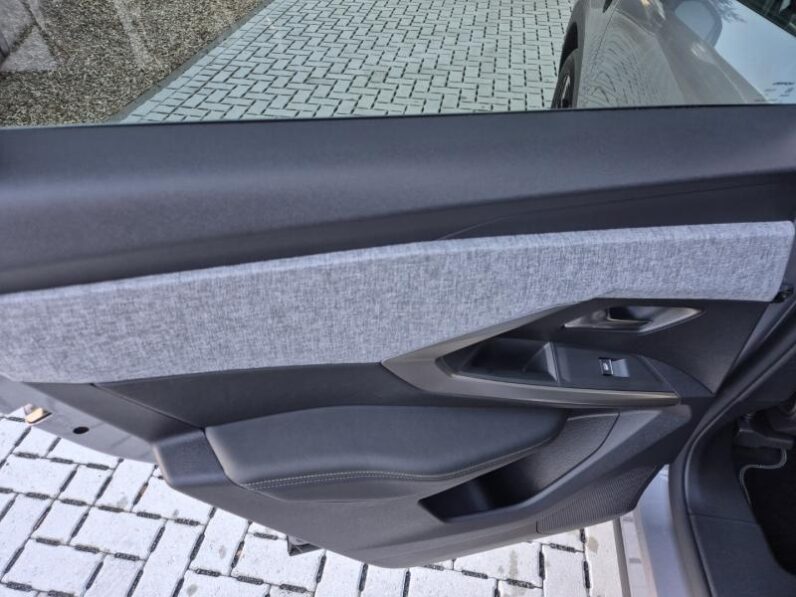 
								Peugeot 3008 GT full									