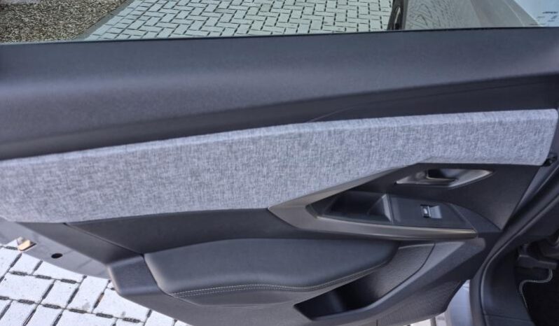 
								Peugeot 3008 GT full									