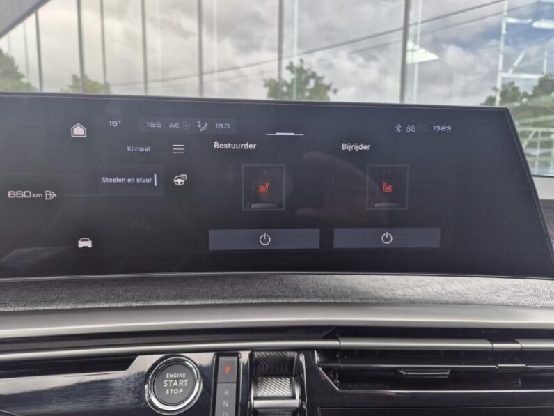 
								Peugeot 3008 GT full									