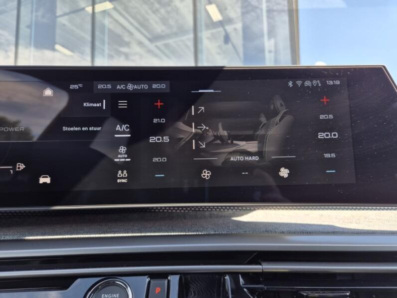 
								Peugeot 3008 GT full									