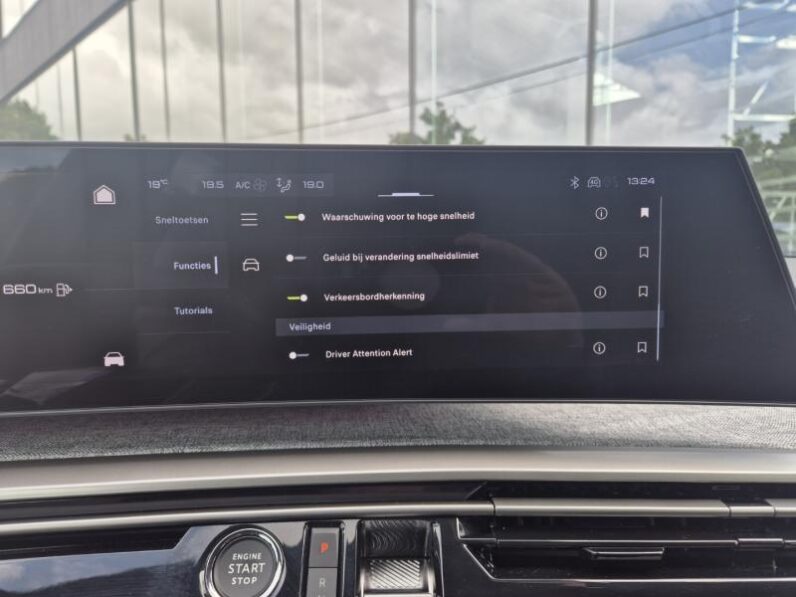 
								Peugeot 3008 GT full									