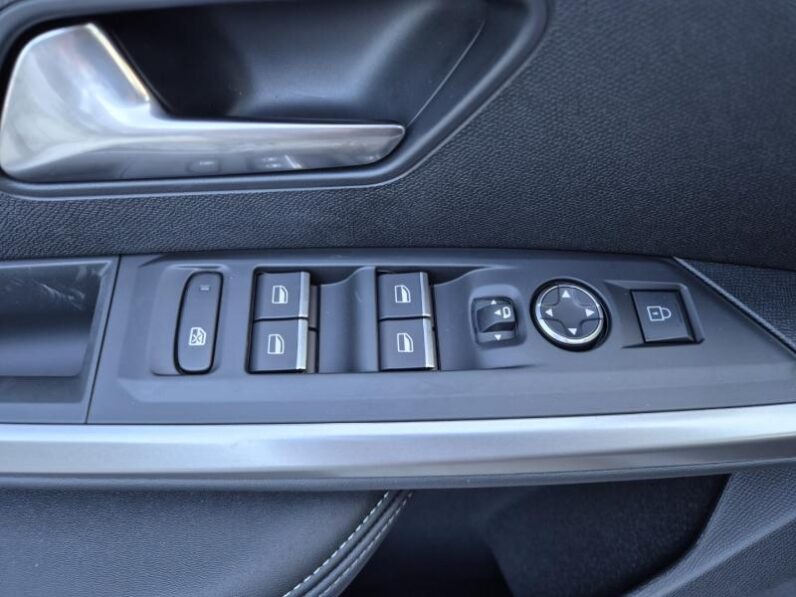 
								Peugeot 3008 GT full									
